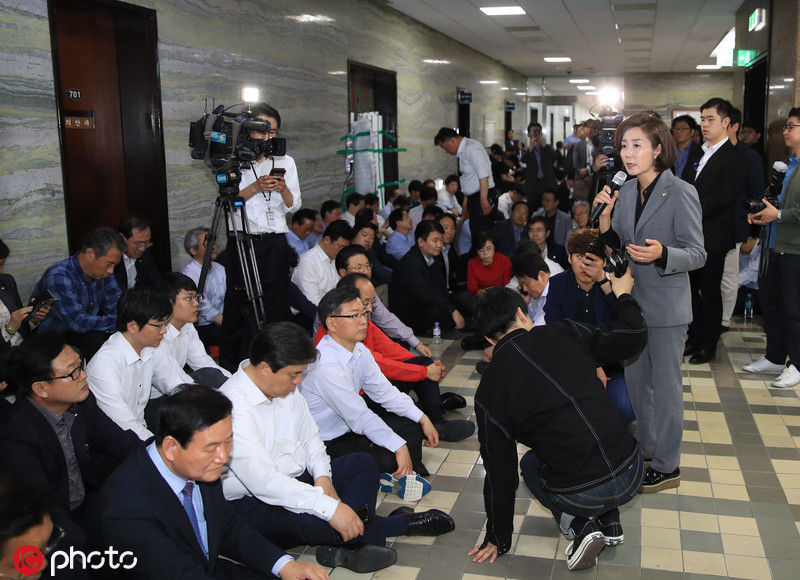 铁锤砸门 韩国国会300多名议员大打出手