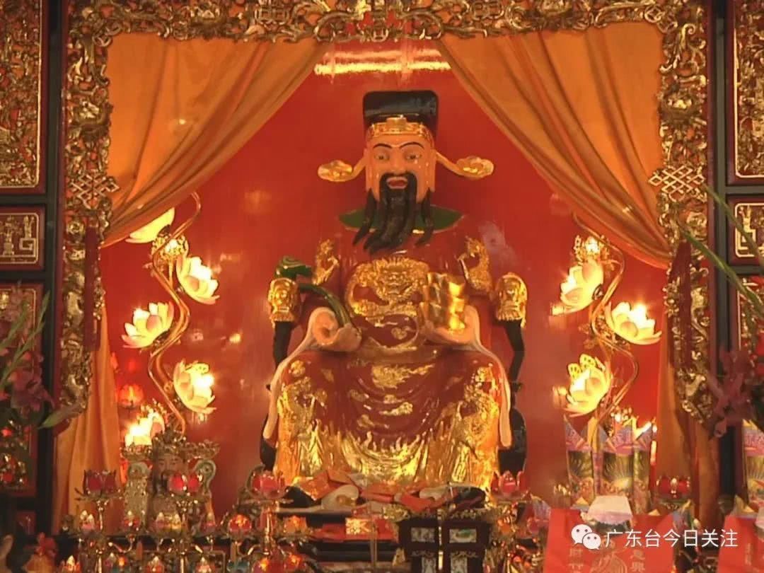 求“财”若渴！万人“逼爆”三元宫祈福接财神