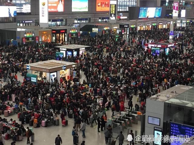 上海虹桥高铁站春运景象：千山万水挡不住游子回家过年 现场图
