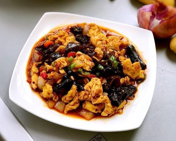 美食推荐:青椒豆腐泡,鱼香鸡蛋,青椒炒茄子的做法