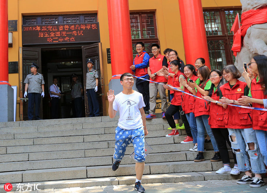 哈尔滨一男生第一个出考场 受家长志愿者夹道