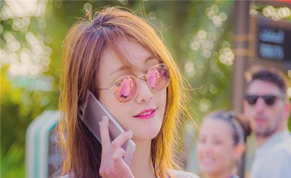 郑爽发布会狂扇自己巴掌,为何一次次引爆舆论