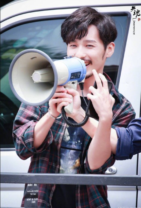 白宇长沙录制快乐大本营,与粉丝互动笑容格外