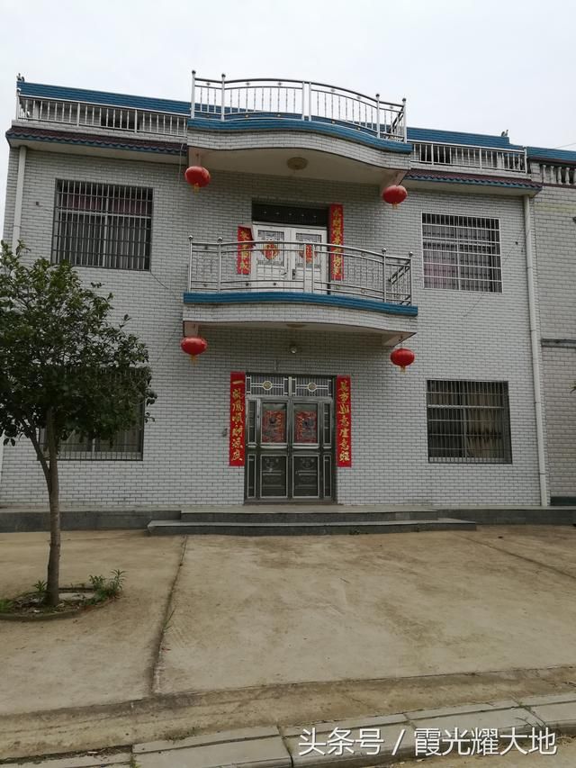 武汉市新洲区三店镇柳溪村基本家家是别墅，半数家庭有小车