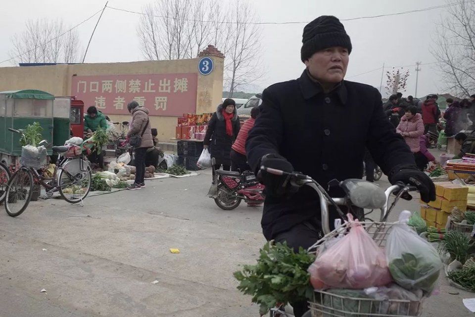 腊月二九 山东临沂万人露天集市:这样赶集才有过年的味!