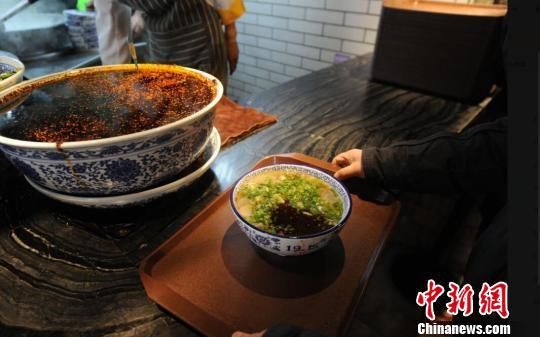 兰州牛肉拉面“端上”旅游列车 特色美食飘香“丝路”