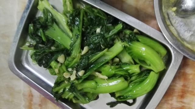 蒸蛋,白切五花肉,炒芥菜,鱼煲,猪头骨白萝卜煲汤