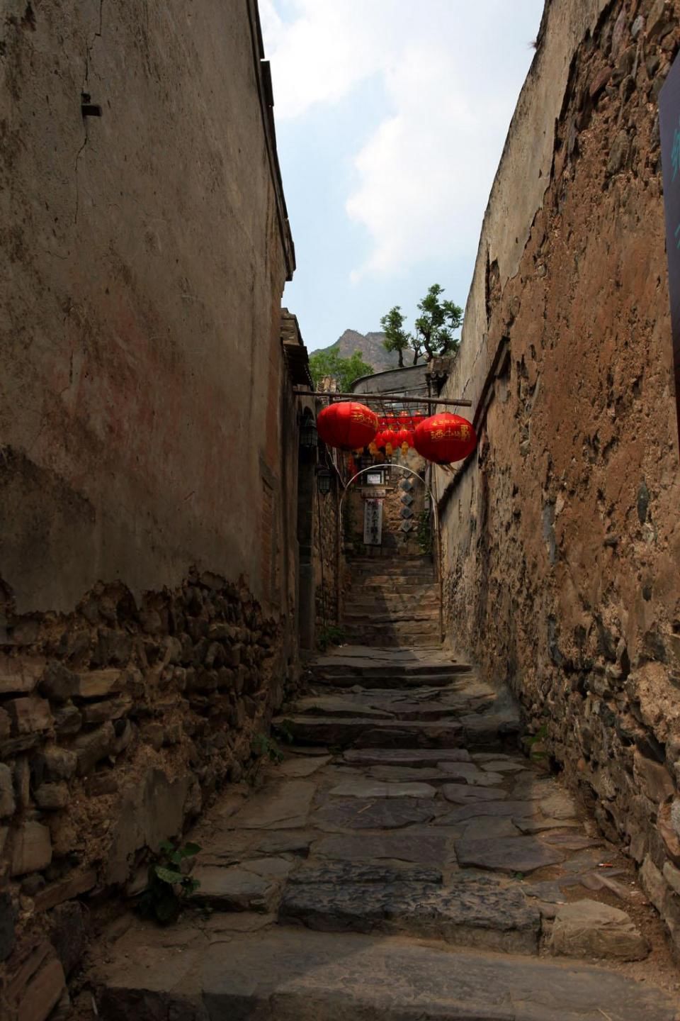 北方的布达拉宫 建在山坡上的古建筑