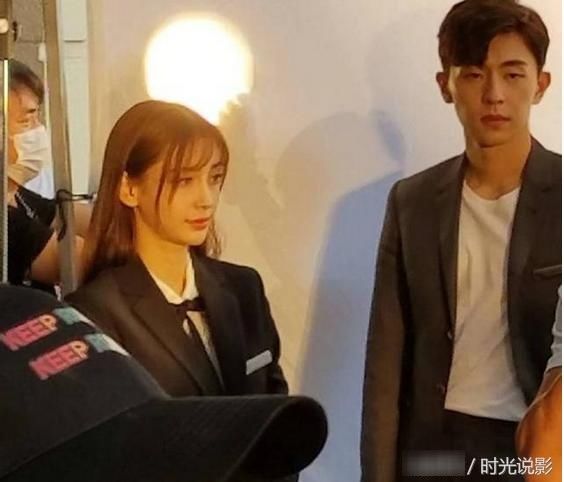 网友上海偶遇Angelababy邓伦拍戏，baby换了空气刘海，少女感十足