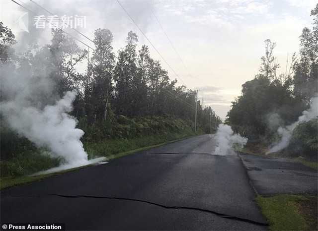 夏威夷火山大爆发 熔岩溅射铺\＂火光地毯\＂