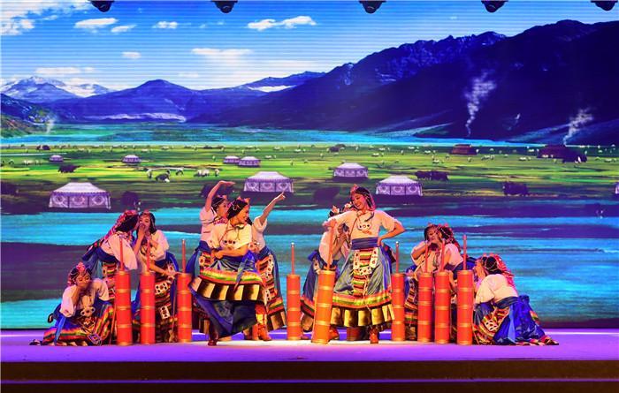 西藏军区文工团赴西藏大学举办纪念五四运动1