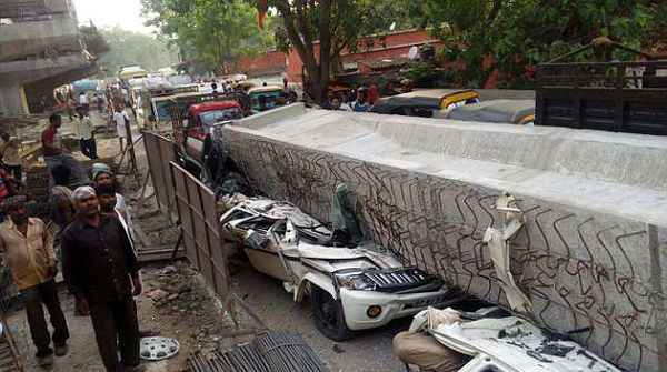 印度在建高架桥坍塌压扁数辆汽车 已致至少18