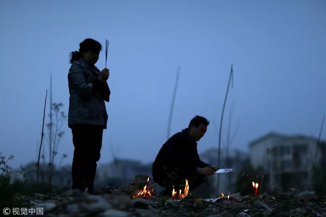 易见:中国为什么强制推行火葬?