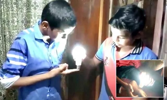 印度男孩的身体自称可以点亮LED灯泡