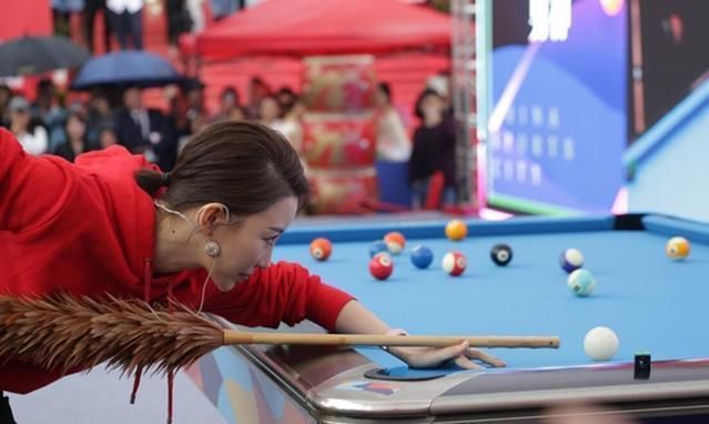 女神潘晓婷鸡毛掸子打台球!曾因打球犯规爆红