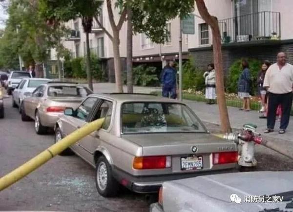在国外,如果把车停在消防栓前会发什么事?