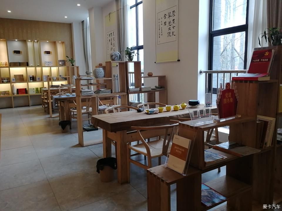 参观牛碾坪万亩观光茶