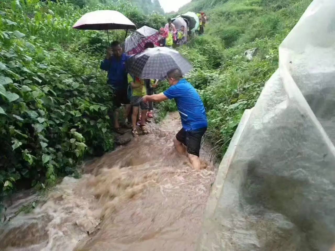 仁怀暴雨如注 大山里老师接孩子上学_【快资讯