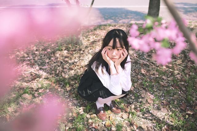 夜深了,一个人静静思考着人生