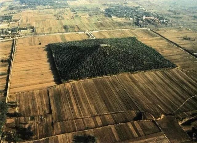 秦始皇陵旁芦苇里发现一渠碧水，或是地宫排水道，地宫深不可测