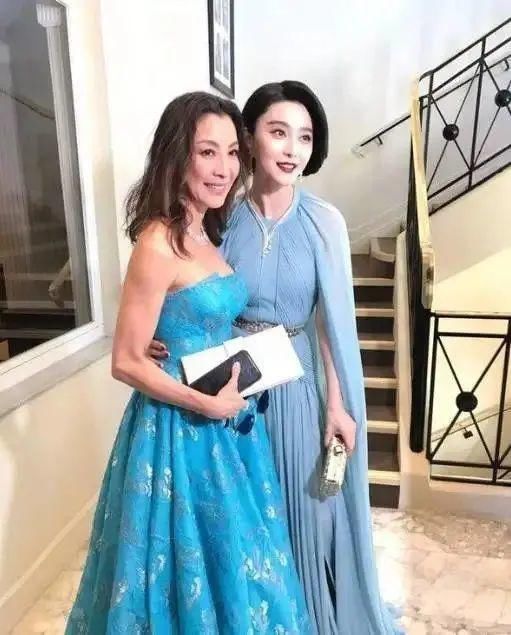杨紫琼的实力让人惊艳，穿蓝色抹胸礼服裙，美过身旁范冰冰！