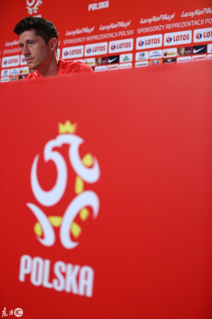 波兰队备战世界杯,帅哥莱万多夫斯基和主教练