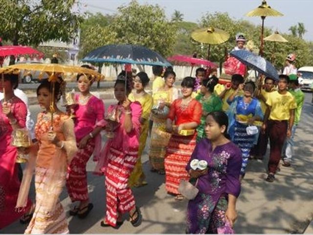 中国游客去缅甸!看到缅甸导游的推荐的商品,满脸的尴尬