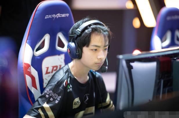 uzi咬手指,走a怪撩头发成RNG颜值担当,而他抠