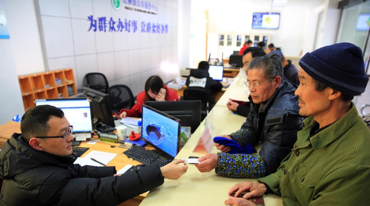 社保累计没交够15年,到了法定退休年龄,可以领