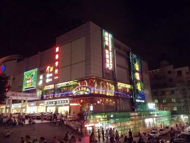 深圳富士康住“亲嘴楼”打工者的夜生活：啤酒小龙虾，撸串逛酒吧