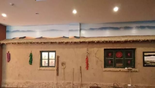 在浩瀚无际的库布其沙漠中，出现一个奇迹，一个海市蜃楼般的存在