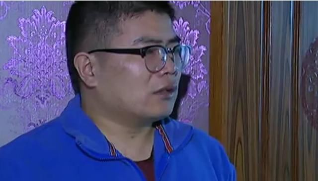 妻子凌晨未归，丈夫下楼找却见妻子和男子搂抱，丈夫：鞋都玩丢了