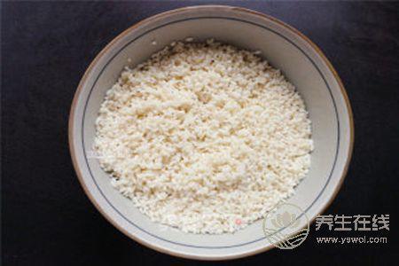 糯米饭怎么用电饭煲煮 t01ede1584b798c9b59.jpg