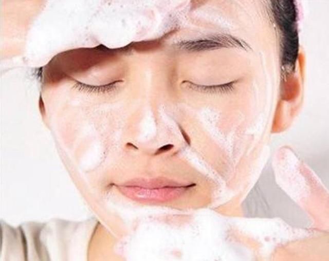 冬天洗脸用热水还是冷水好?多数人都做错了,看