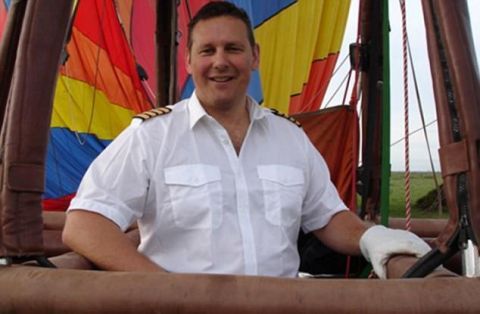 热气球驾驶员曾载比尔·盖茨兜风 因太胖被吊