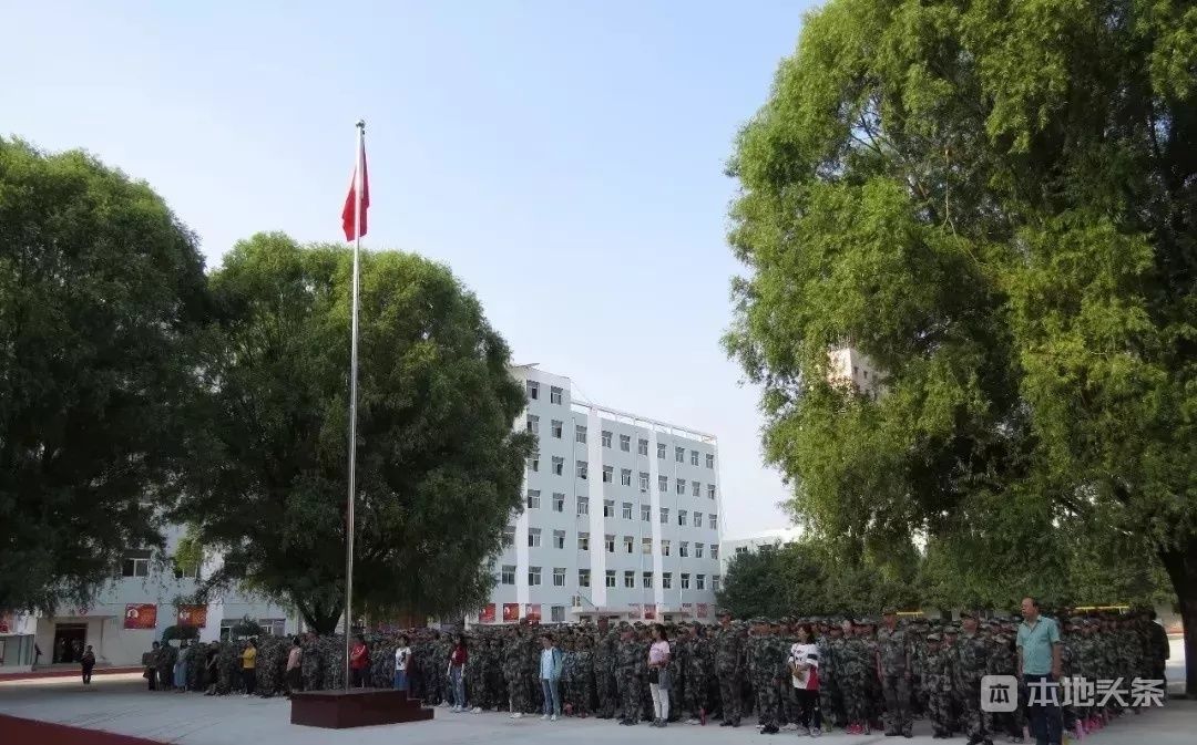 忻州六中召开2018级新生军训动员大会暨授旗