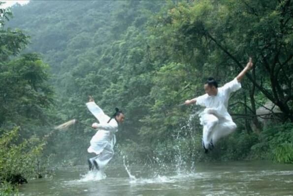 外国嘉宾质疑中国"轻功"，武当传人清风子当场表演提纵术!_【今日爆点】