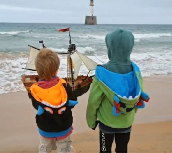 两个不满10岁的小男孩用玩具船环游世界,梦想