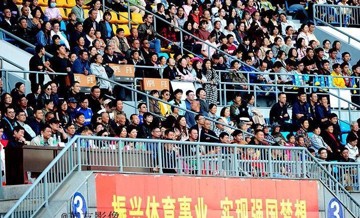 中冠联赛:泰州远大冲乙成功 捧起中冠冠军奖杯