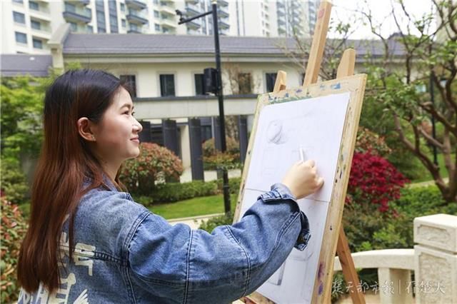 高校师生手绘军运村,感受魅力十足的中国元素