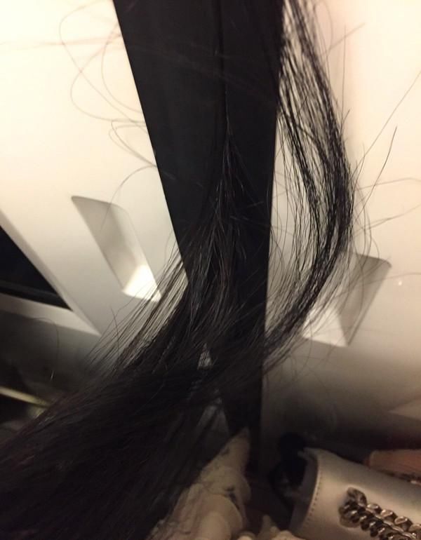 女孩乘南京地铁头发被车门夹住!但她不是头发