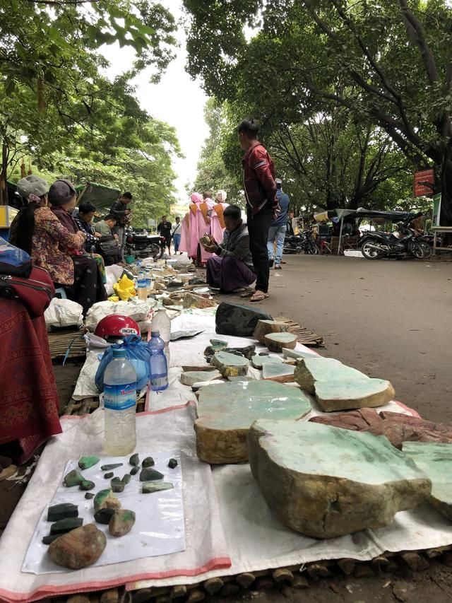 对庄团队深入缅甸瓦城淘翡翠,私人别墅看高货,最低开价要10亿!