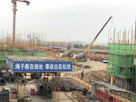陕西榆林:在建工地塔吊倒塌 砸中数名工人