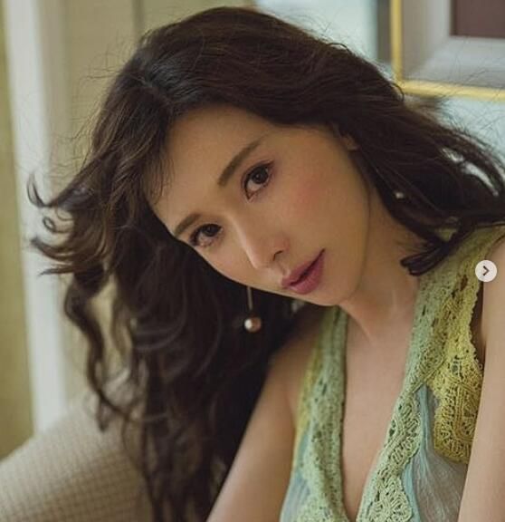 喷鼻血!林志玲晒擦唇膏照 大方秀丰满上围