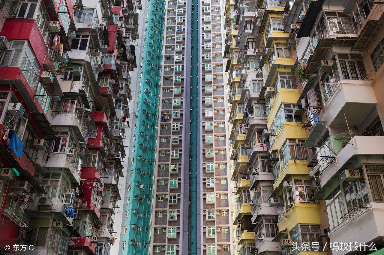 香港!世界上人口最稠密地区之一，超过 700 万的人口生活在这里