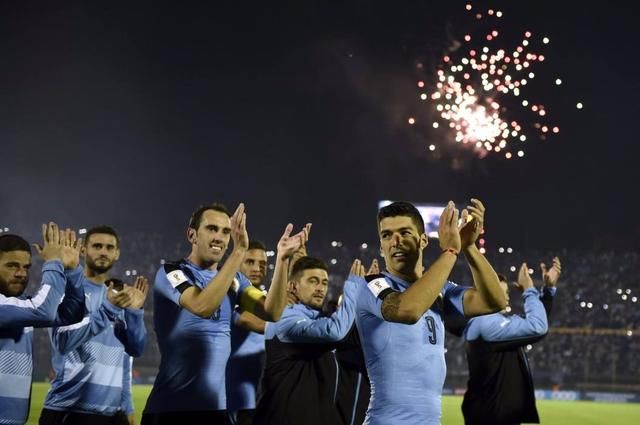 俄罗斯三球完败,防线松懈,乌拉圭头名出线!