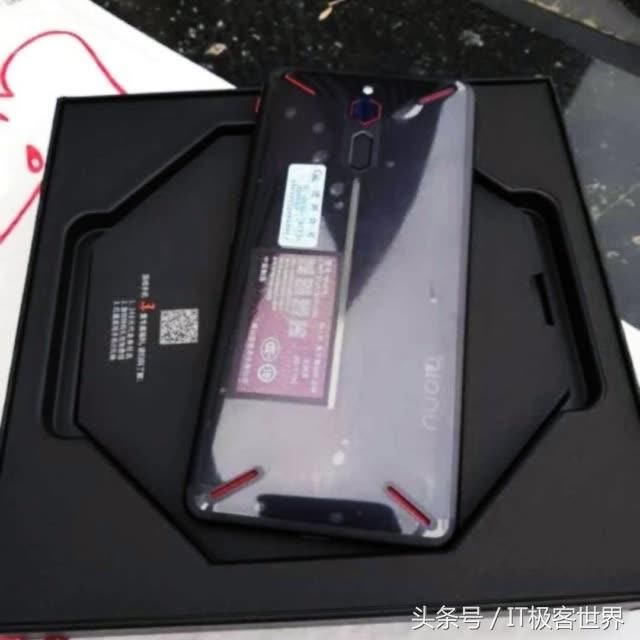 努比亚红魔游戏手机开箱,唯一遗憾 少了手柄