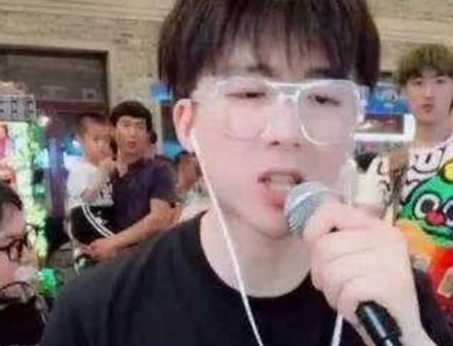 抖音摩登兄弟刘宇宁,演出就像一场演唱会,平易