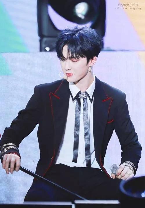 朱正廷蓝发王子异双马尾,蔡徐坤小鬼爸妈爷爷