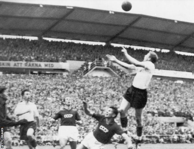 2018俄罗斯世界杯:贝利与前苏联队长西蒙尼安